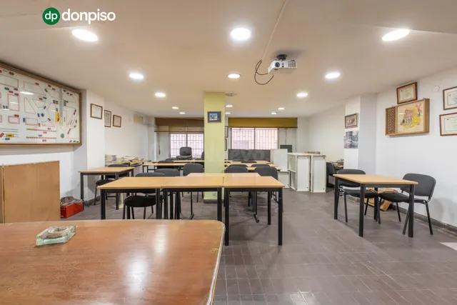LOCAL COMERCIAL JUNTO A ÁNGEL GANIVET | ESPACIO Y UBICACIÓN. - foto 5