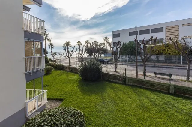 Encantador Piso en Primera Línea de Playa en Cambrils. ¡Incl