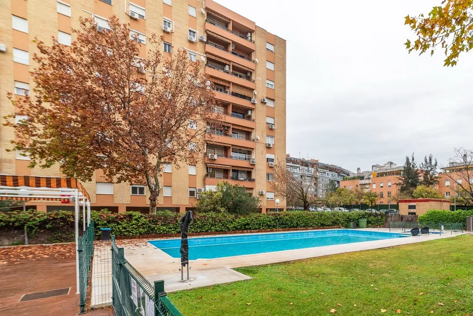 Piso reformado con piscina y garaje