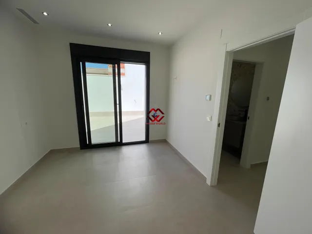 Chalet independiente de diseño con piscina privada y jardín en Heredades — 21