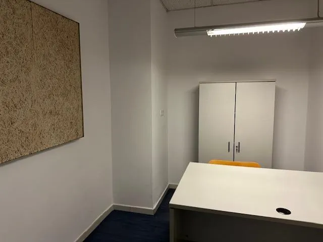 ALQUILER EN MANRESA DE DESPACHO EN PLANTA BAJA A PIE DE CALLE — 6