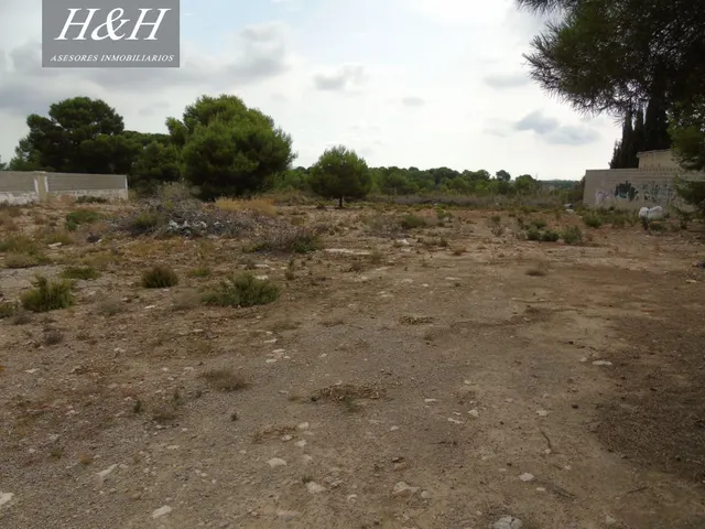 Se vende terreno urbano de 2000 m2 en Betera. / H H Asesores, Inmobiliaria en Burjassot/ — 2