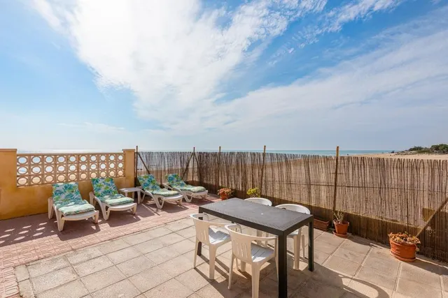 CHALET EN PRIMERA LINEA EN PLAYA GUARDAMAR 6 HABS — 8