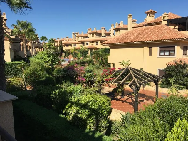 Piso-Ático con Garaje, Piscinas y Jardines, en Águilas - Isl