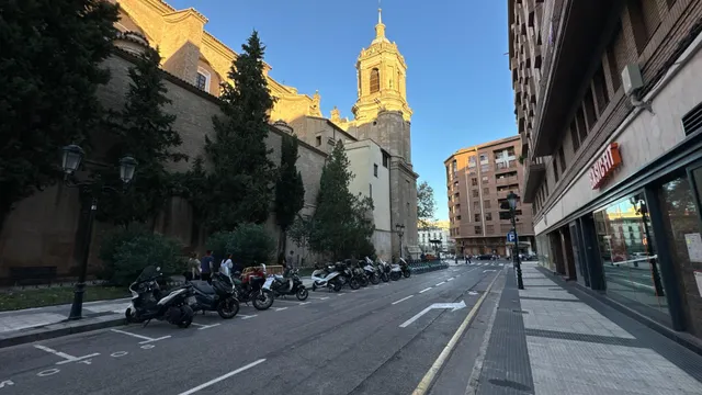 Exclusiva vivienda de 4 dormitorios con amplia plaza de garaje en pleno centro de Zaragoza — 50