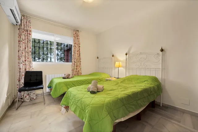 Alquiler larga temporada - Villa Privada con Piscina y Amplio Jardín en Cerrado de Elviria, Marbella — 36
