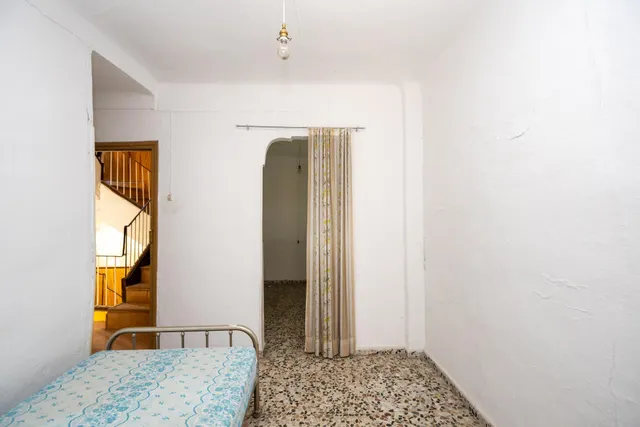 Casa para reformar en el centro de Lanjarón con gran potencial de inversión — 26