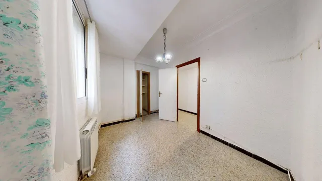 Piso de 65m2. Distribuido en tres dormitorios, salón con terraza, cocina con galería y baño — 25