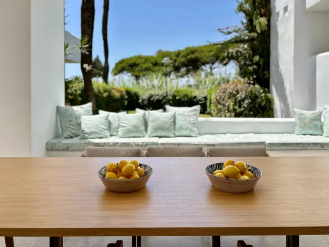 Espectacular vivienda reformada con jardín privado en Palm Beach, Marbella — 13
