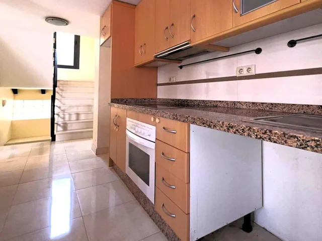 Magnífica y espaciosa casa adosada de 4 plantas (aprox. 176 m2). Varias terrazas y gran zona de piscina comunitaria. Cerca de campos de golf, La Zenia Boulevard, y a poco más de 5 km de las playas. — 34
