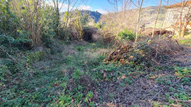 Terreno urbano de 1750 m2 con caserío a reformar en Menagara - foto 3
