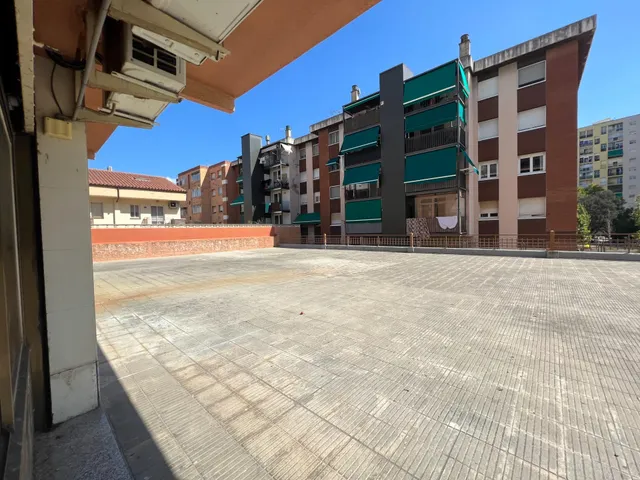 DESTACABLE Y PECULIAR LOCAL en VENTA o ALQUILER en Martorell. — 28
