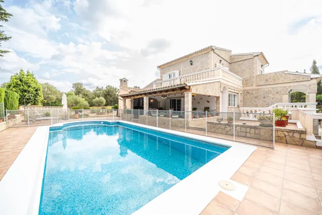 Chalet urbano con piscina y jardín en Sa Cabaneta - foto 2
