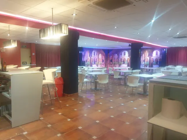 Local / Salón de fiestas en ZONA TURISTICA - — 27