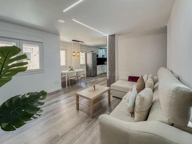 Casa, Nueva, reformada, cerca del centro con gran terraza en