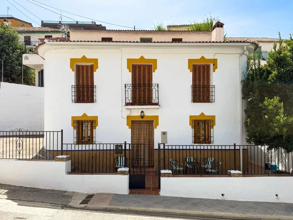 Casa independiente en la entrada de Pinos Genil. (A 10 minutos de Granada)