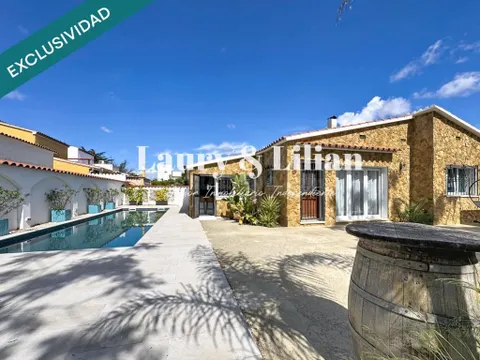 Casa moderna reformada con piscina y garaje en la zona de Montgri.