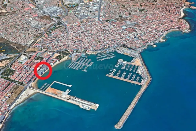 Amplio apartamento (aprox. 90 m2 - 2.ª planta) en primera línea de Playa del Acequión. Gran balcón con vistas al mar (suroeste), piscina comunitaria, cerca del centro, y directamente en la playa. — 38