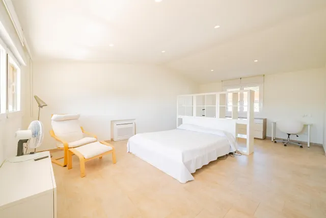 Villa independiente con piscina y 893 m2 de parcela en Benicàssim: espacio, diseño y privacidad — 45