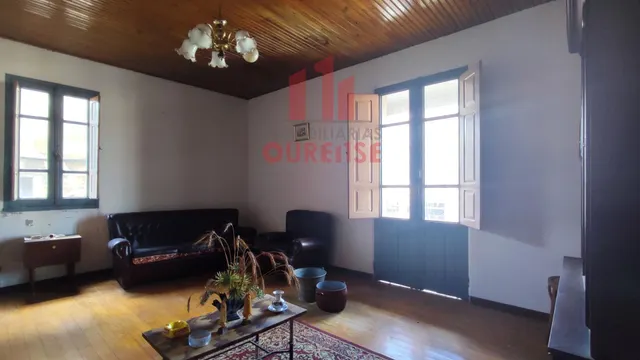 CASA INDEPENDIENTE DE PIEDRA CERCA DE LA MANCHICA Y PRÓXIMA A LA ENTRADA DE LA AG-31, dirección a Ourense-Celanova. — 15