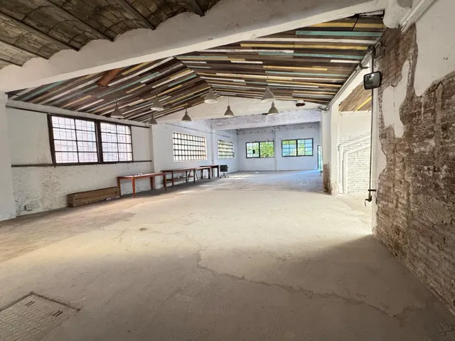 Nave en zona urbana con 264 m2 y con jardín de 114 m2 orientado al sur, garaje y gran potencial como estudio profesional. — 40