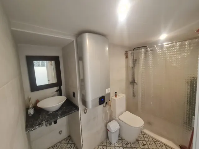 PISO CON LICENCIA TURISTICA Y LOCAL COMERCIAL — 24
