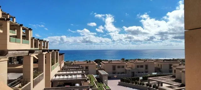 Apartamento de 2 dormitorios y 2 baños con vistas al mar, ub