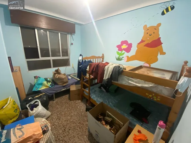 Grupo la Noria VENDE piso CON ascensor para REFORMAR y cochera individual con vado. 3 habitaciones, 1 baño. — 14
