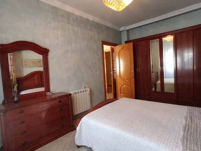 CASA EN UNA PLANTA !! Tres dormitorios, dos baños, patio, cochera. — 24