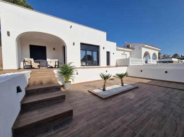 CHALET INDEPENDIENTE DE ESTILO MODERNO CON PISCINA PRIVADA - - foto 5