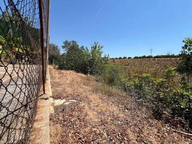 Terreno urbano en Torrent con edificación y frontenis. — 34