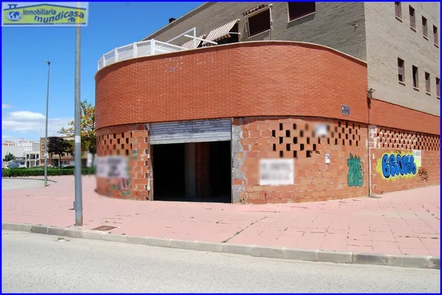Amplio local comercial en planta baja y sótano con fachada a carretera — 6