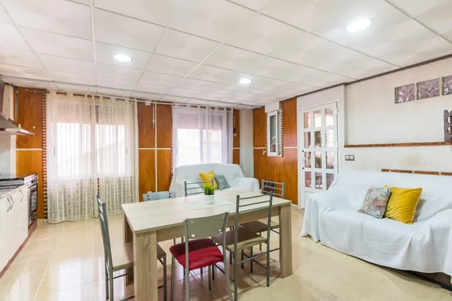 Casa con garaje, terraza y mucho potencial en los ramos — 31