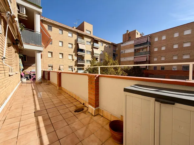 Excelente piso de 4 habitaciones con terraza, plaza de garaje y trastero en Roc Blanc (Terrassa) — 14