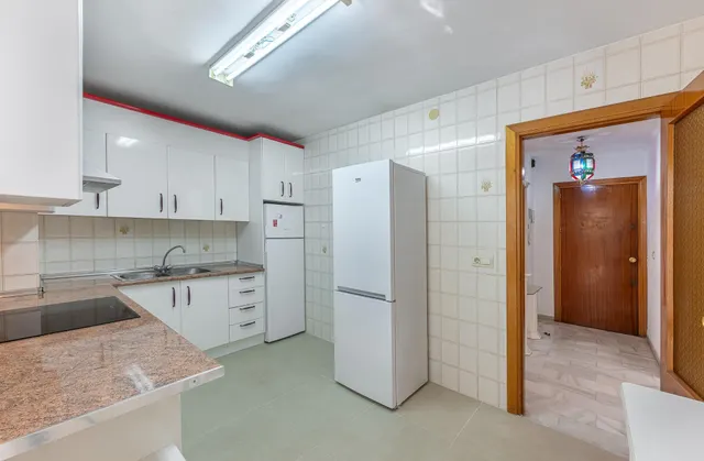 Piso familiar de 4 dormitorios con dos terrazas y piscina en el centro de Fuengirola — 8