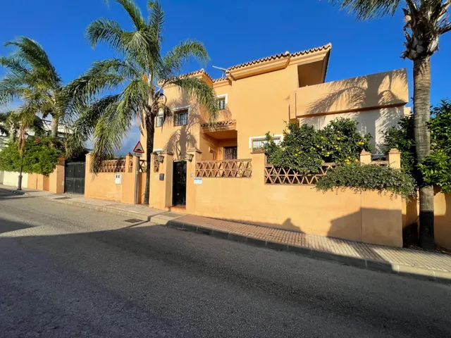 Villa en venta en Nueva Andalucía, Marbella, con vistas al mar y cerca de Puerto Banús — 2