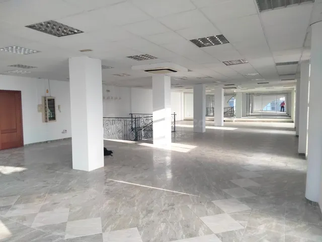 Espectacular local comercial de 420 m2 en una ubicación estr - foto 3