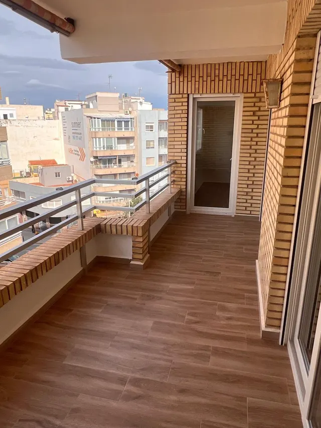Apartamento con terraza, Alicante, Torrevieja. 2 habitaciones, 80 m2, 90 metros al mar — 29