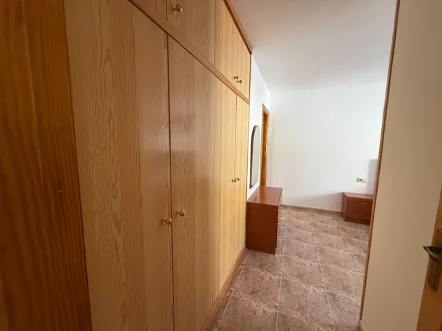 Piso amplio y muy luminoso con ascensor y comunidad incluidos – 800 €/mes (posibilidad de plaza de garaje en el mismo edificio por 50€ mas al mes) — 24