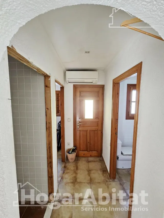 Gran solárium privado y vistas a las piscinas en esta luminosa casa — 14