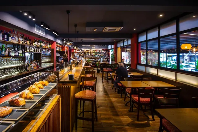 LOCAL COMERCIAL EN TRASPASO  EN SALOU CENTRO EN PLENO FUNCIONAMIENTO — 13