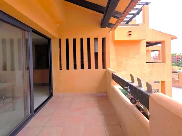 Magnífica y espaciosa casa adosada de 4 plantas (aprox. 176 m2). Varias terrazas y gran zona de piscina comunitaria. Cerca de campos de golf, La Zenia Boulevard, y a poco más de 5 km de las playas. — 31