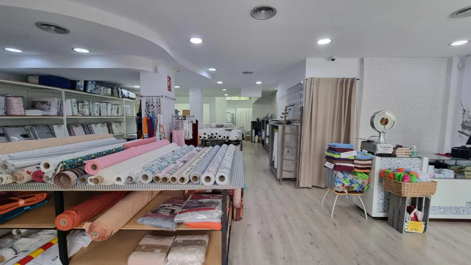LOCAL COMERCIAL DE DUES PLANTES, AMB LLOGATER