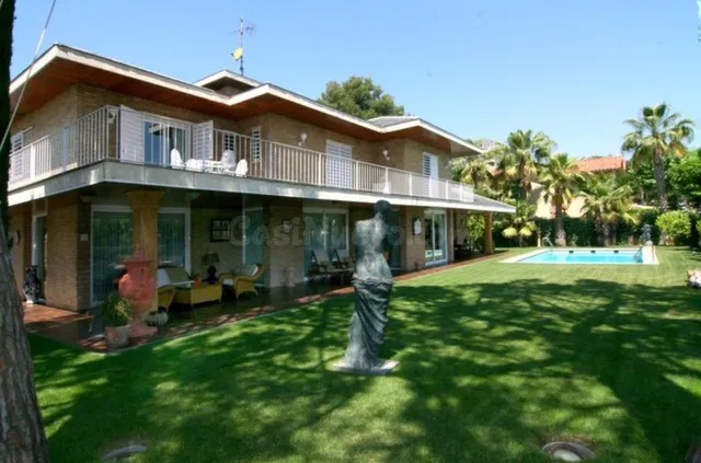 Villa de Lujo con Piscina Privada y Estilo Inglés, muy cerca - foto 2