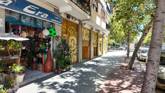 ESPECTACULAR BAJO COMERCIAL CON 7 ESCAPARATES, ESQUINERO Y S