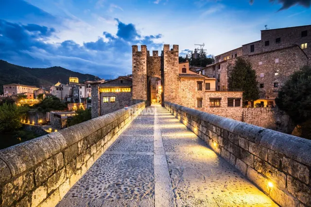 Besalú | Edificio junto al puente medieval con local comerci
