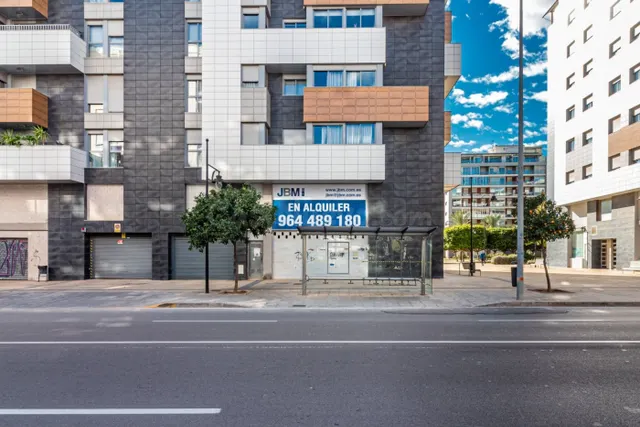 AMPLIO LOCAL DIAFANO DE 235 M2 A TRES FACHADAS Y DOBLE ALTUR