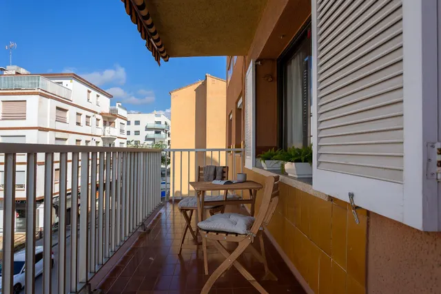 Piso de 3 dormitorios con terraza en el centro de Torredembarra — 7