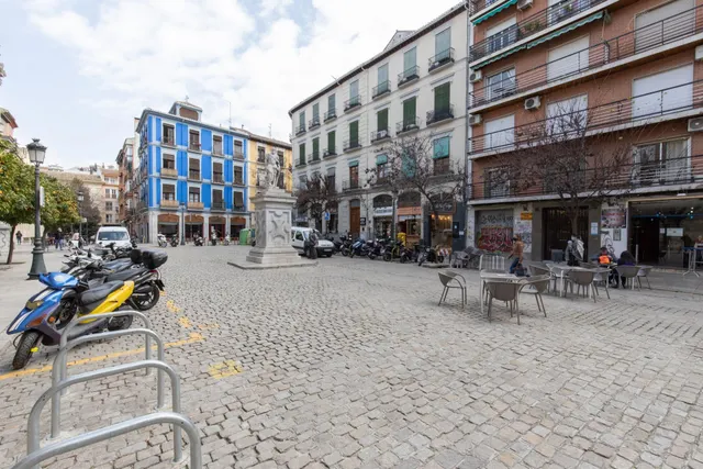 Oportunidad única en pleno corazón de Granada: luminosidad, ubicación y un enorme potencial de transformación — 46