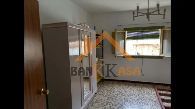 SE VENDE CASA CON LOCAL ABAJO EN FIÑANA ZONA CENTRO — 32